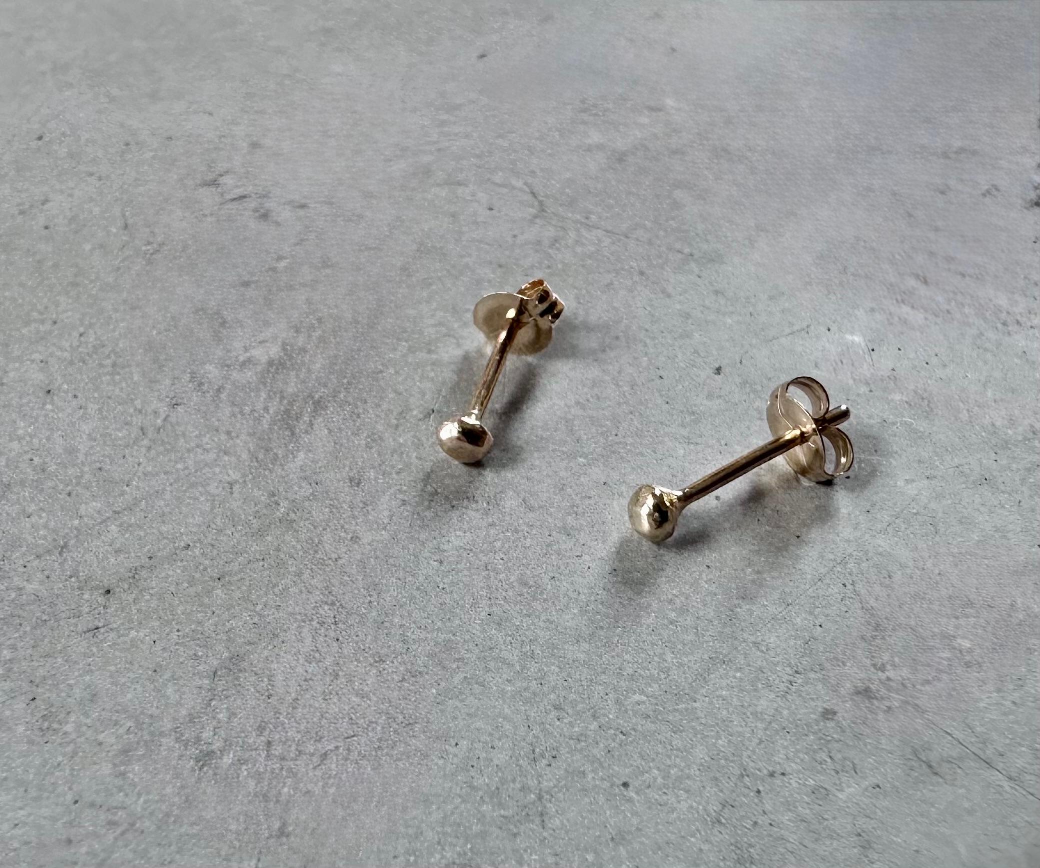 〈片耳〉k10/k18.  small grain　gold pierce1枚目の画像